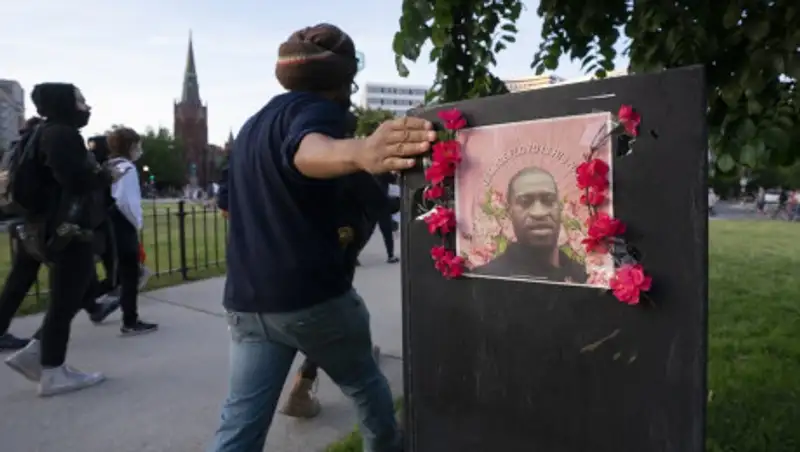 Мэр Миннеаполиса заплакал перед гробом погибшего Джорджа Флойда