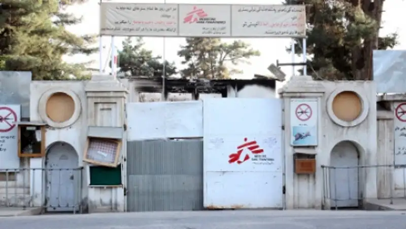 Группа следователей въехала на территорию госпиталя в Кундузе на танке