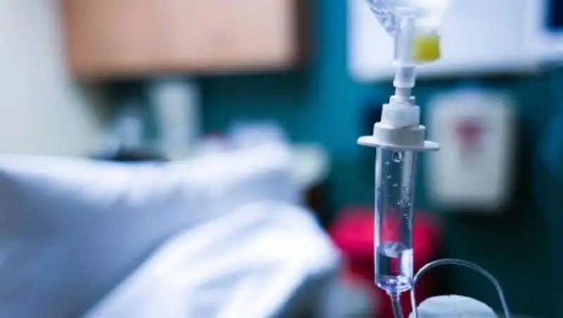 Врачи рассказали о состоянии выпавшей в Атырау из окна девочки