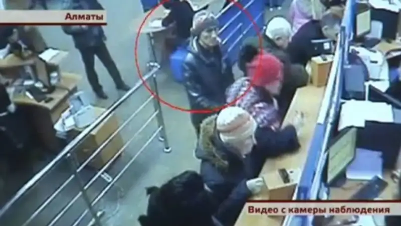 В Алматы женщину обокрали прямо в налоговой