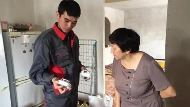 В домах многодетных актюбинских семей устанавливают пожарные сигнализации