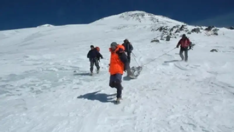 Провалившегося в трещину ледника на Эльбрусе туриста нашли живым спустя сутки