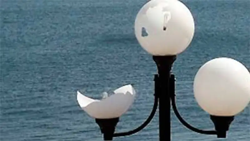 На 10 суток арестовали 25-летнего астанчанина, разбившего 18 уличных фонарей