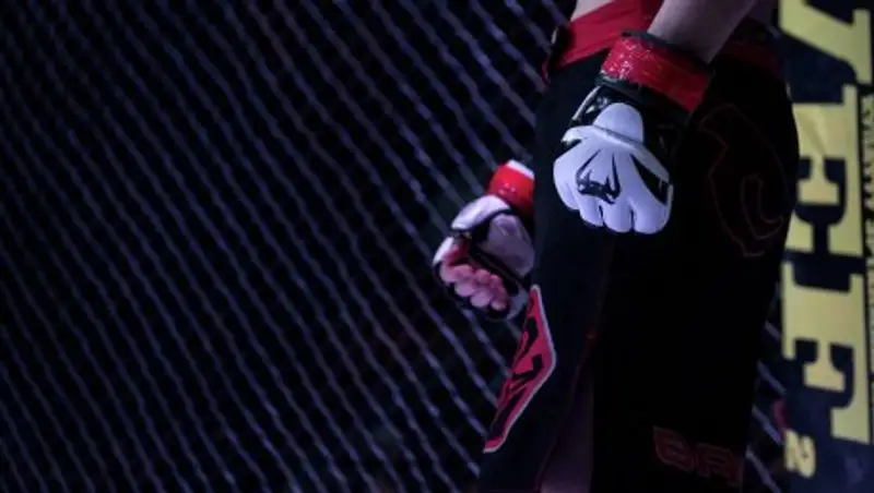 Американский боец MMA проиграл кыргызстанцу и ударил девушку на ринге