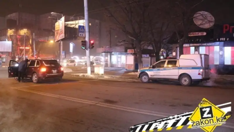 В Алматы три девушки угнали Porsche у мужчины, пригласившего их в гости