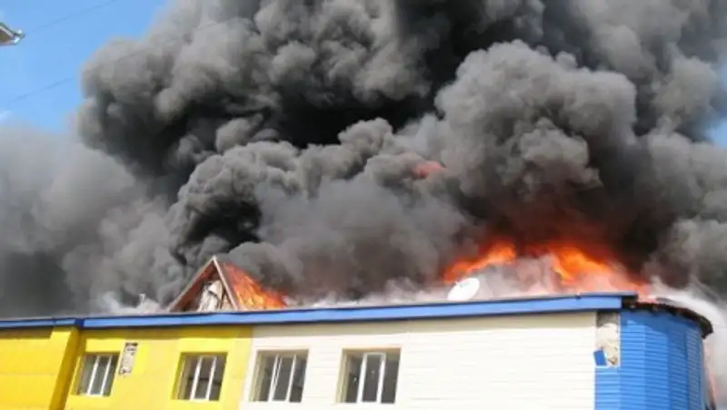 Кафе и жилой дом горят в Петропавловске, идет эвакуация людей