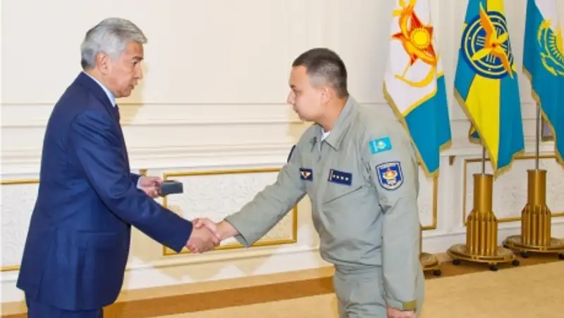 Министр обороны РК наградил участников Международных Армейских игр-2015