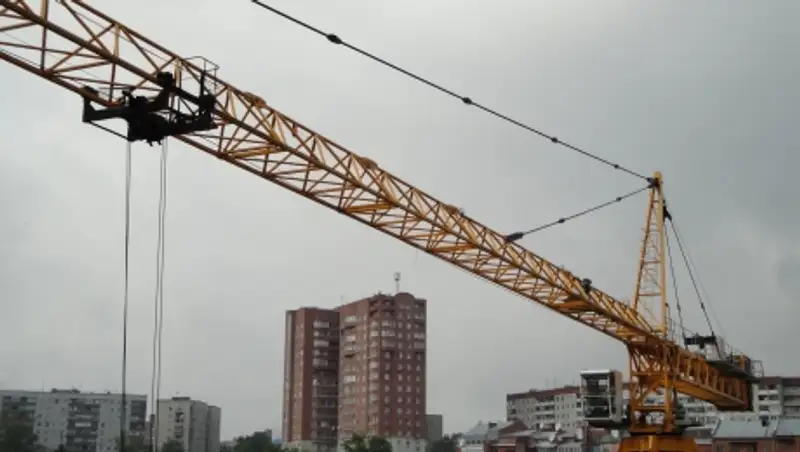 Мужчина умер после падения с башенного крана в Актобе