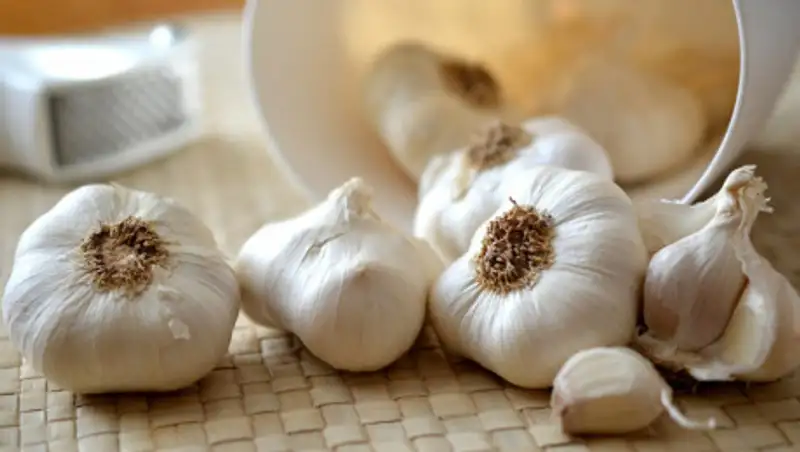 Чеснок и горячий чай от коронавируса - Минздрав прокомментировал рассылки