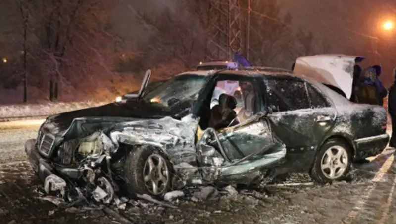 В Алматы Mercedes выскочил на встречку и протаранил Hyundai