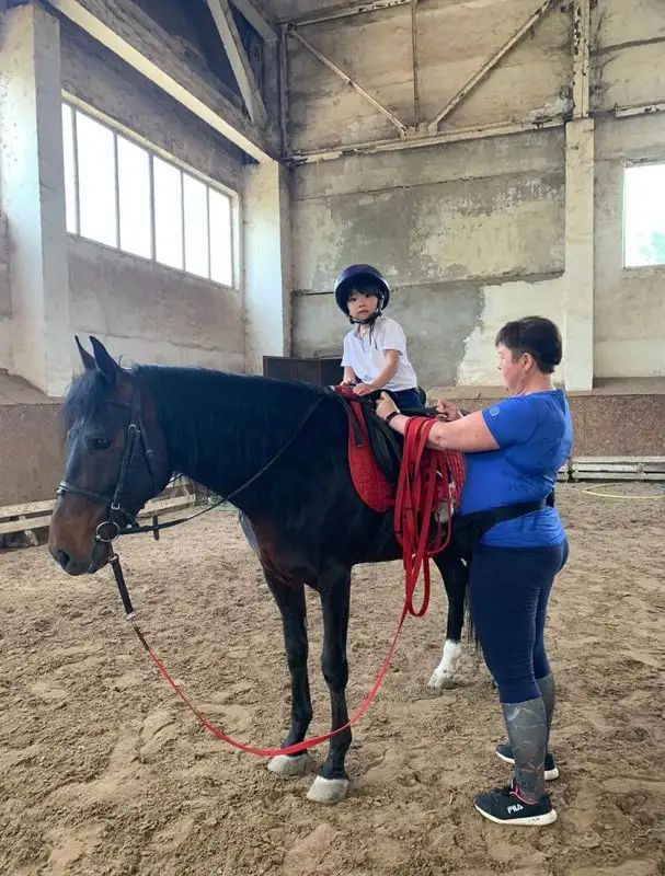 позволяющая лечить людей с помощью верховой езды, фото - Новости Zakon.kz от 17.10.2023 12:05