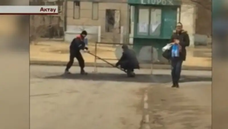 Креатив при укладке асфальта проявили актауские коммунальщики