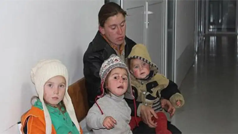 Мать с тремя детьми из леса привезли в детскую больницу в Уральске