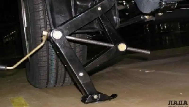 В Актау автомобиль упал с домкрата на мужчину, тяжело травмировав его