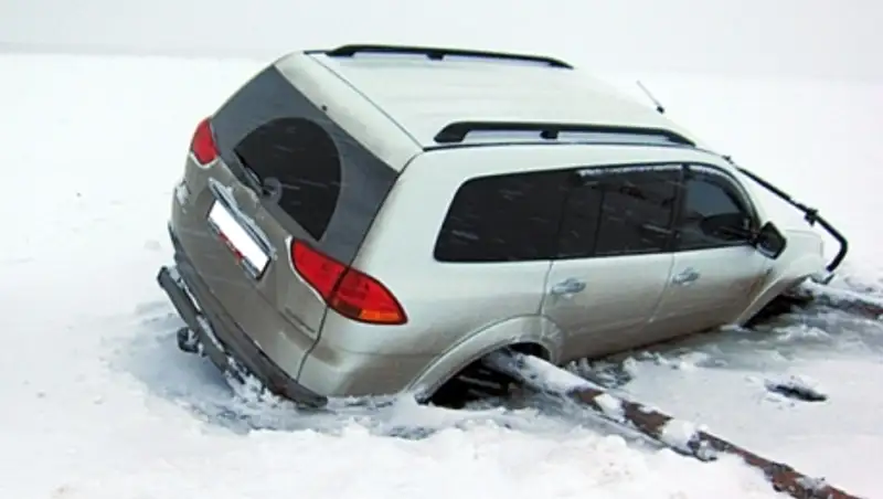 Внедорожник с рыбаками провалился под лед Актюбинского водохранилища