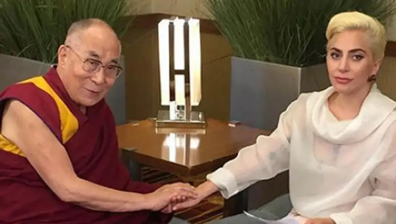 В Китае запретили Леди Гагу после ее встречи с Далай-ламой