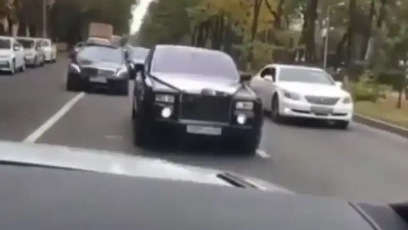 В Алматы оштрафован очередной водитель свадебного кортежа