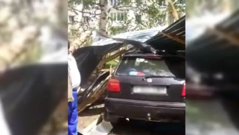 В ВКО сильный ветер снес крыши домов