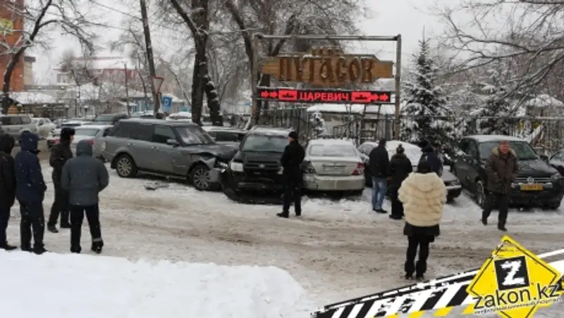 В Алматы к печальным последствиям привело столкновение двух внедорожников