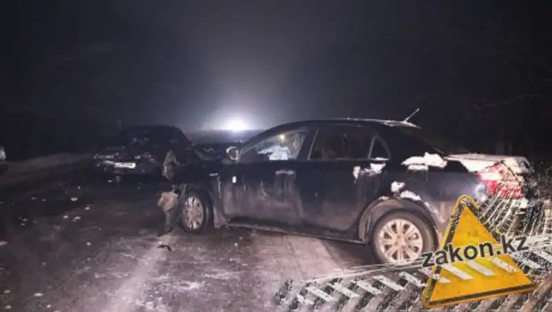 Выбоина на дороге в Алматы послужила причиной тройного ДТП