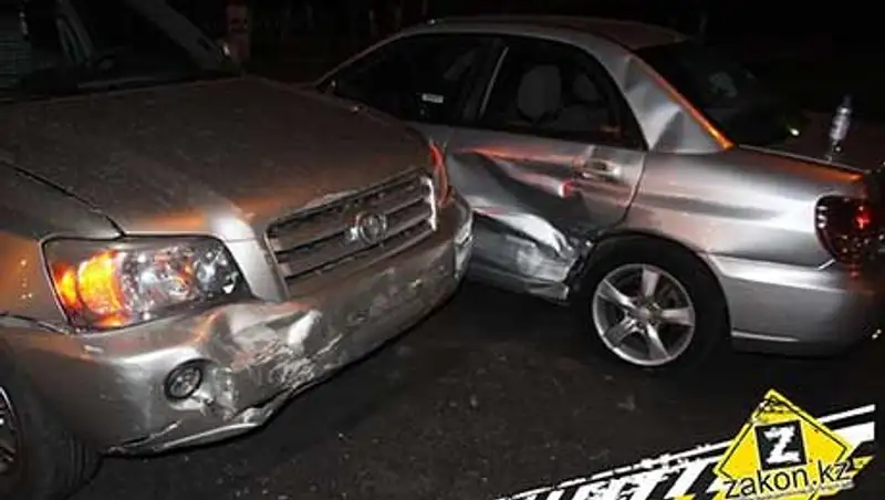 В Алматы девушка за рулем Субару, нарушив правила, попала в аварию