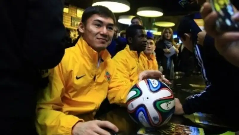 Футболисты и тренеры «Кайрата» встретились с болельщиками клуба 