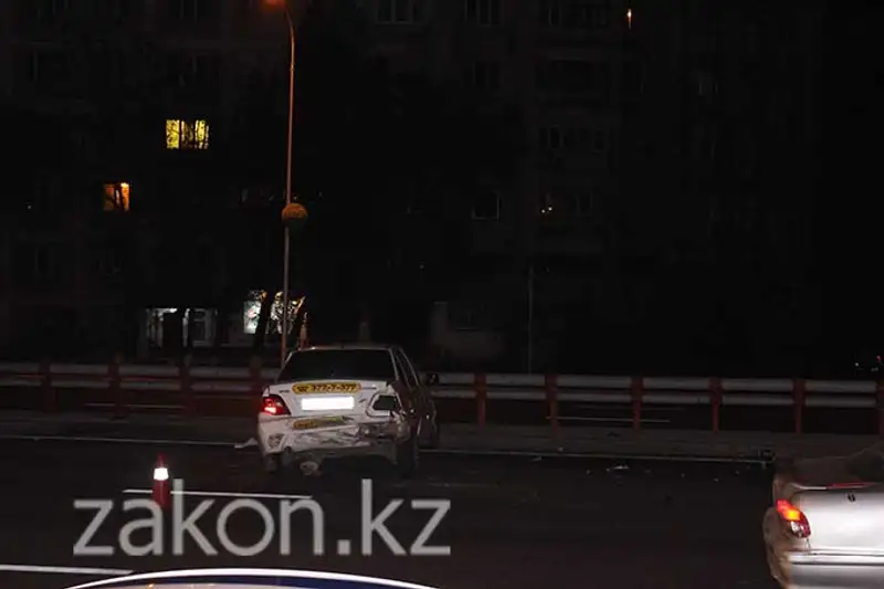 Две машины такси протаранил пьяный водитель Мерседеса в Алматы (фото) Две машины такси протаранил пьяный водитель Мерседеса в Алматы (фото), фото - Новости Zakon.kz от 18.11.2013 20:48