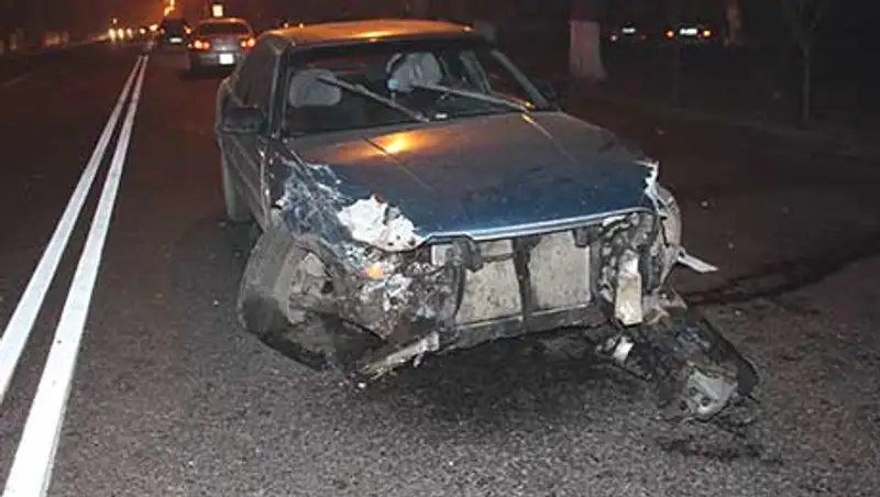 Водитель Мазды протаранил две машины и покинул место ДТП, Алматы (фото), фото - Новости Zakon.kz от 13.11.2013 18:48