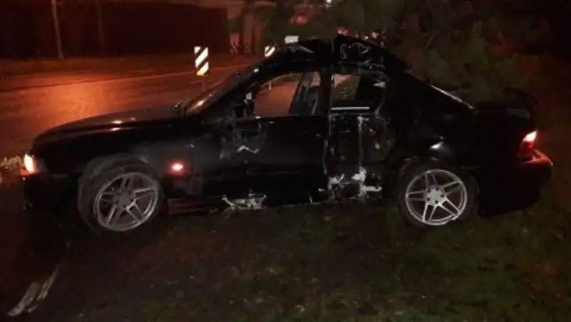 В Алматы водитель на BMW снес дорожные знаки