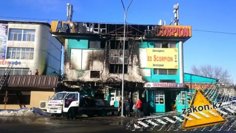 В Алматы во время пожара на СТО спасли 30 человек