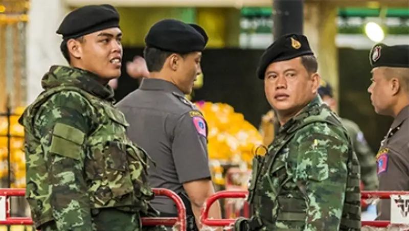 В Бангкоке неизвестный бросил бомбу в толпу людей