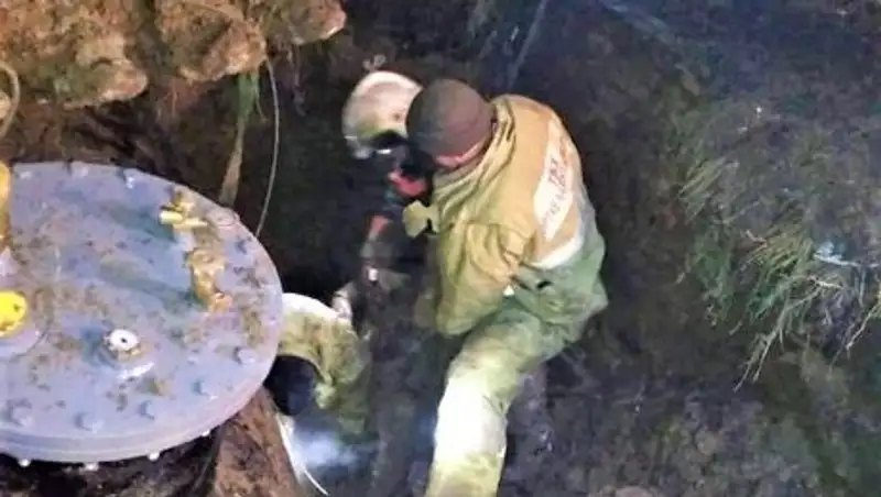 Темиртауские спасатели вызволили мужчину из трехметровой ямы