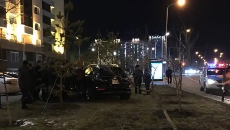 В Астане водитель  Infiniti сбил трех девушек на тротуаре
