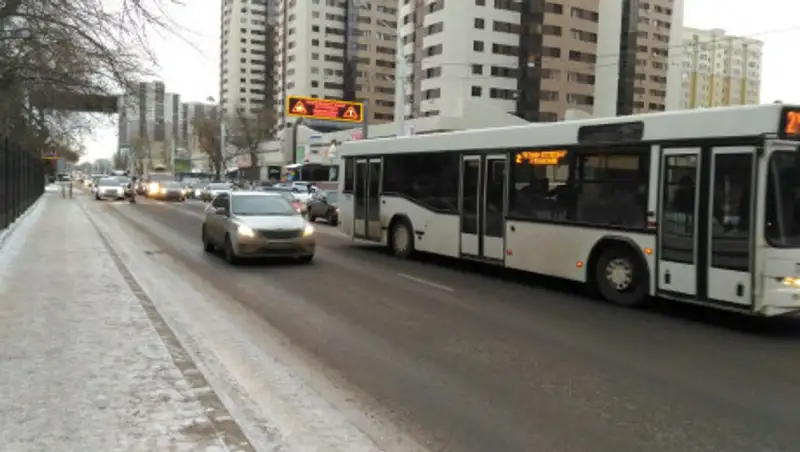 В Нур-Султане легковушка столкнулась с автобусом