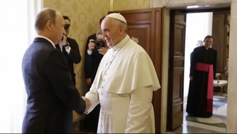 Папа римский подарил Путину медаль с изображением ангела-миротворца