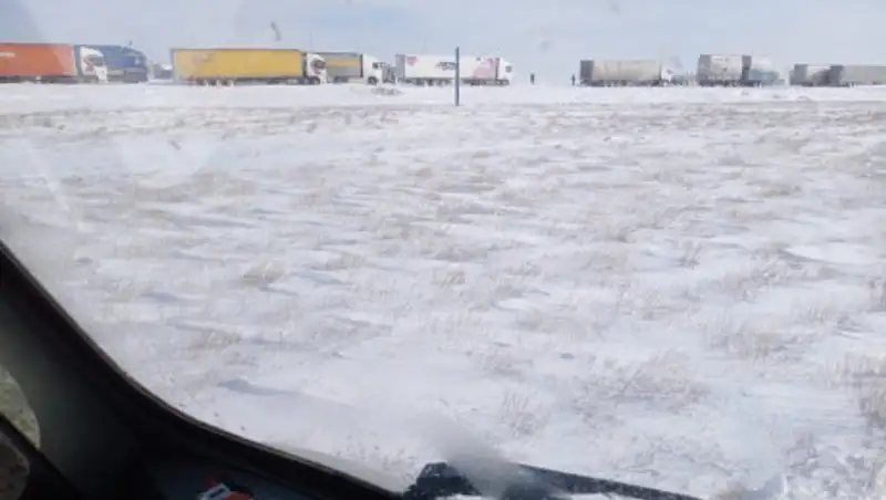 Около 200 машин из-за сильнейшего бурана застряли в Актюбинской области