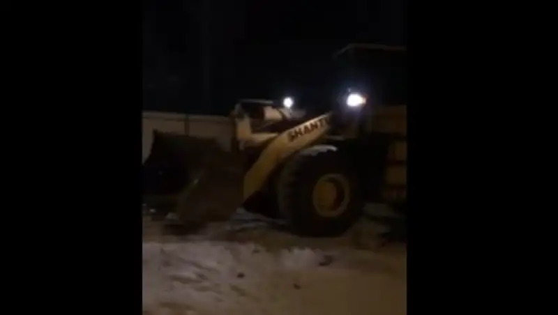 Толпа людей с бульдозером чуть не разгромила детский сад в Усть-Каменогорске