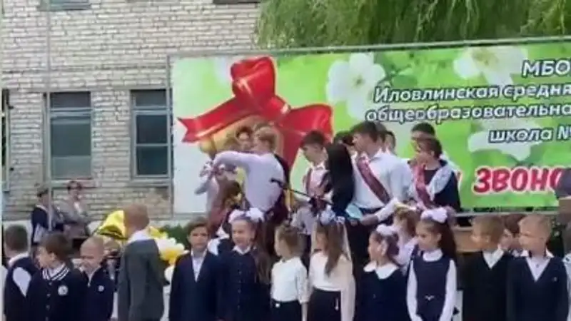 Попытка российского выпускника зарезать одноклассницу попала на видео