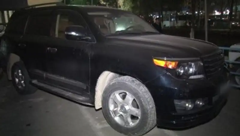 В Шымкенте четверо разбойников отобрали у женщины Land Cruiser
