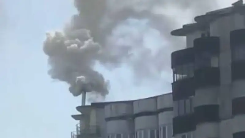 Густой дым из трубы высотки встревожил алматинцев