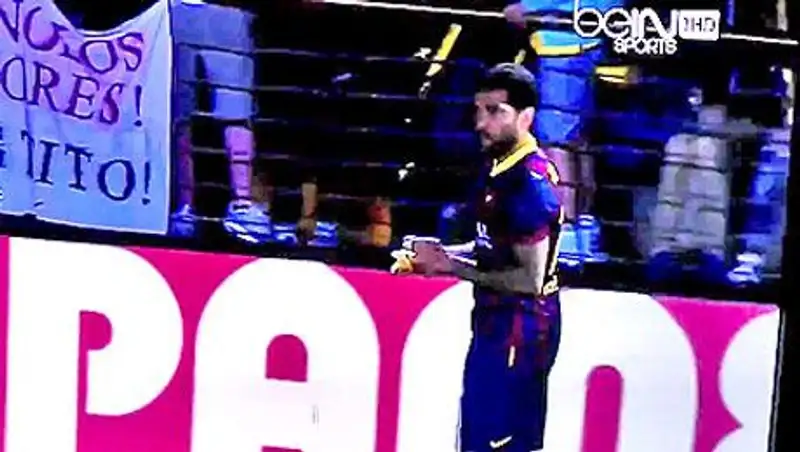 Футболист «Барселоны» съел брошенный в него банан