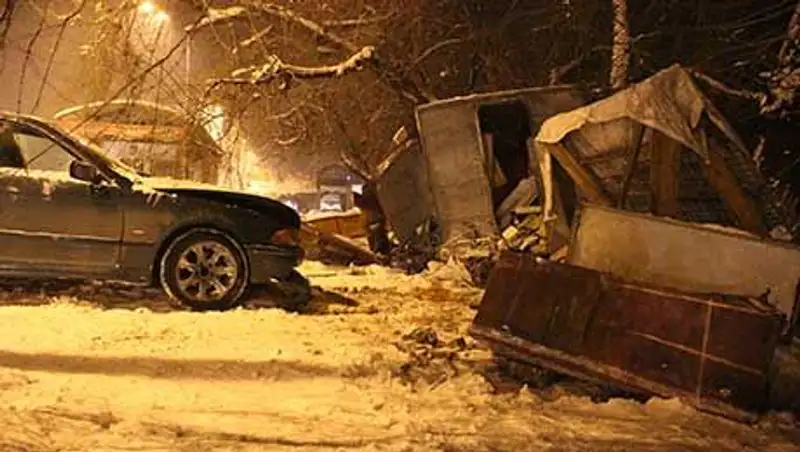 В Алматы водитель БМВ въехал в придорожную торговую постройку, серьезно пострадал продавец