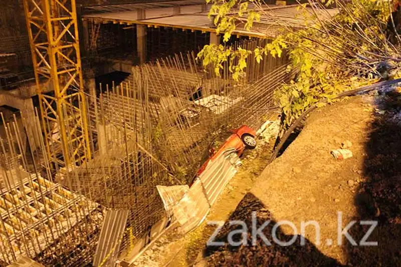 Субару упал в котлован строящейся станции метро в Алматы (фото), фото - Новости Zakon.kz от 11.11.2013 18:29
