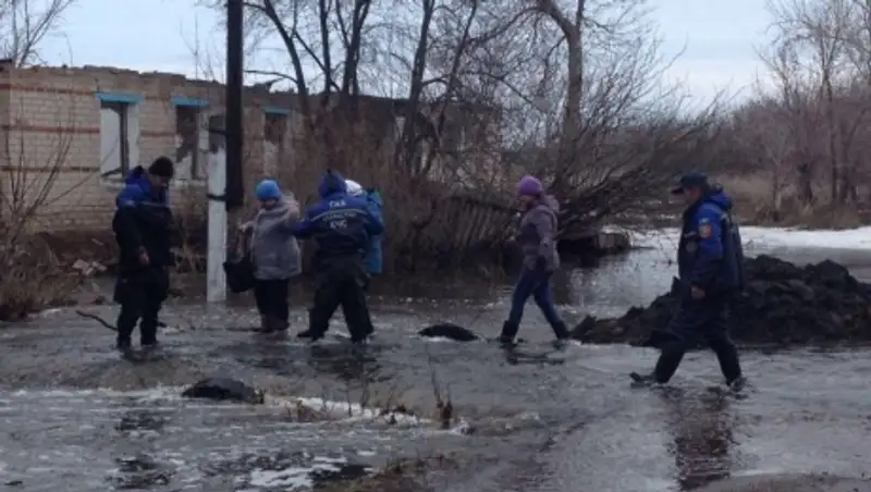 Пострадавшие от паводка в поселке Суриковка получили компенсацию по 1 млн тенге