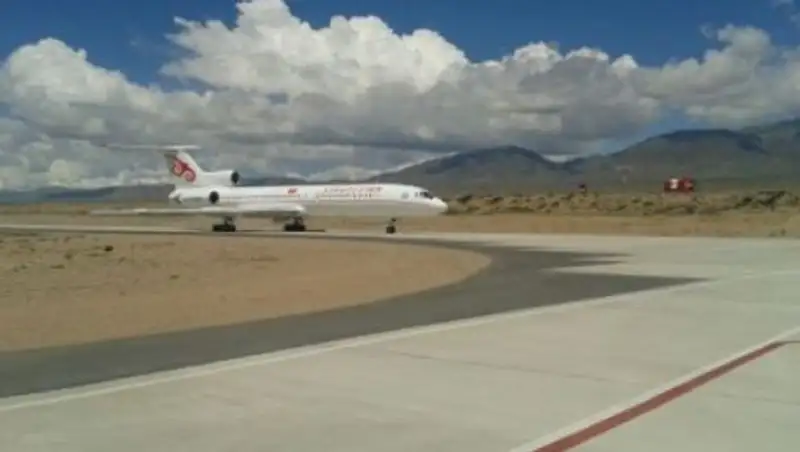 Из-за сильного тумана самолёт президента Кыргызстана сел в аэропорту «Тамчы»
