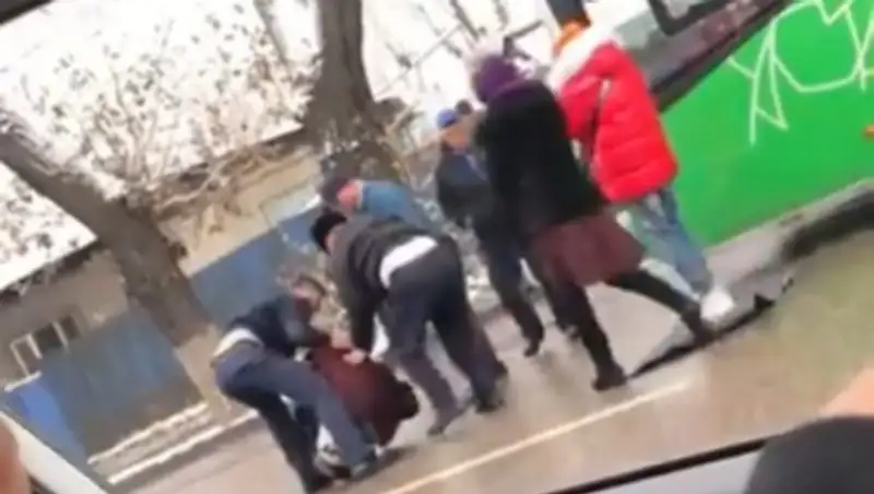 Мужчина лег на дорогу перед автобусом в Алматы