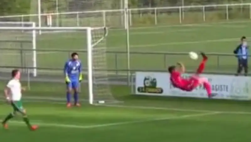 Швейцарский футболист забил мяч в собственные ворота ударом в падении через себя