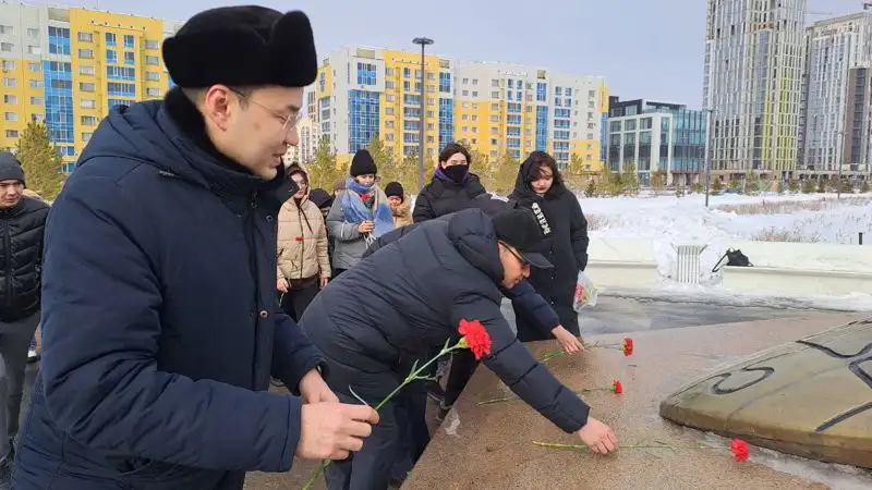 Астана, медработники, возложение цветов , фото - Новости Zakon.kz от 01.03.2023 14:54