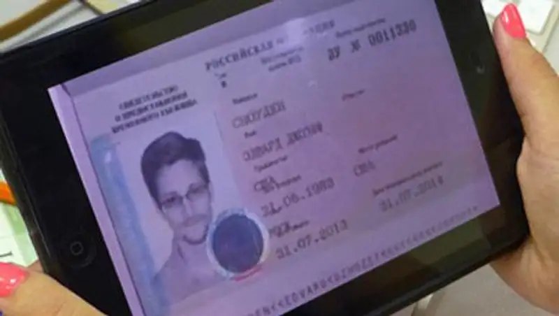 Сноуден попросил продлить ему срок пребывания в России