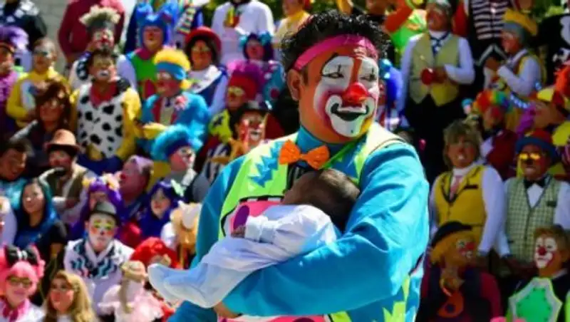 Веселые клоуны Латинской Америки выступили против страшных клоунов